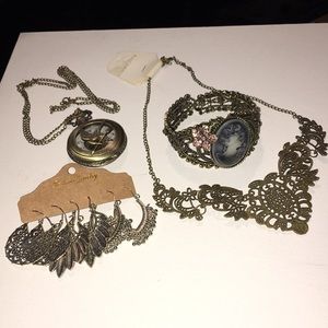 Unique Semi Colonial Style Jewelry Mix. ♥️